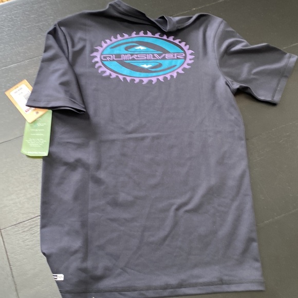NWT Quicksilver Kids Mystic Short Sleeve Rashguard. Medium Kids 12. Black - Picture 3 of 5